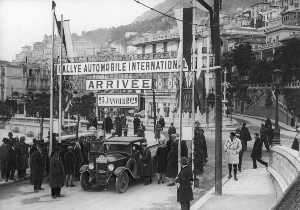 Meta rajdu Monte Carlo, który Stetysz ukończył jako pierwszy polski samochód. Fot. Narodowe Archiwum Cyfrowe.
