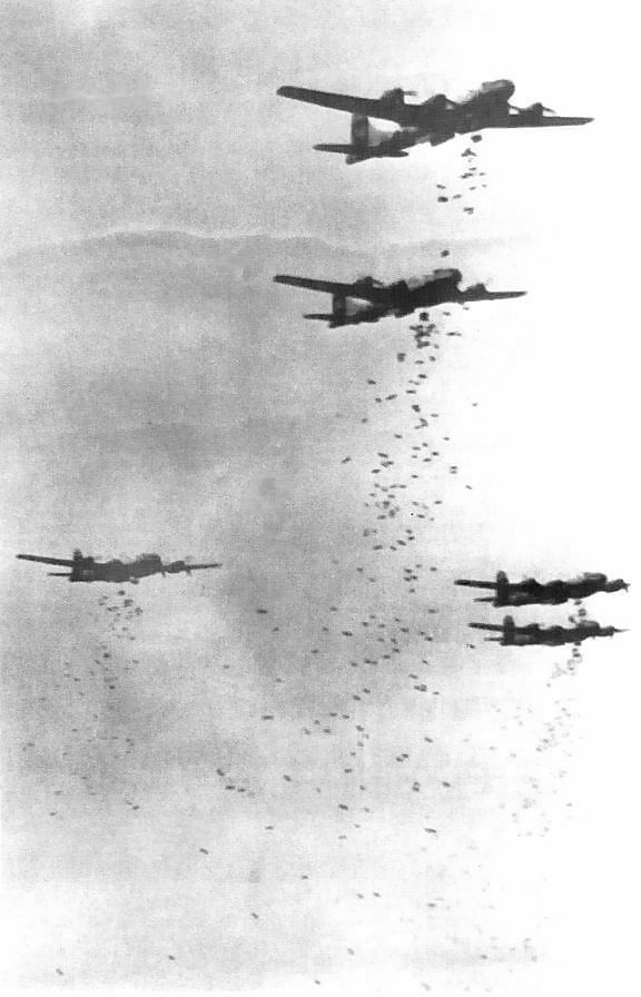 B-29 zrzucają bomby zapalające na Yokohamę. Fot. Domena publiczna.