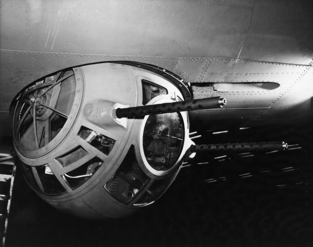 Autorstwa SDASM Archives - Standard Briggs/Sperry Ball Turret Installation, Domena publiczna, https://commons.wikimedia.org/w/index.php?curid=38774742